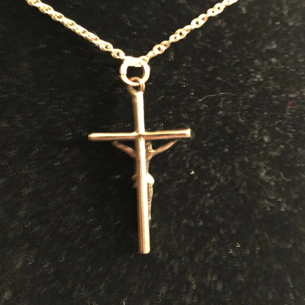 Elegant Gold Crucifix Pendant Necklace - Picture 4 of 7